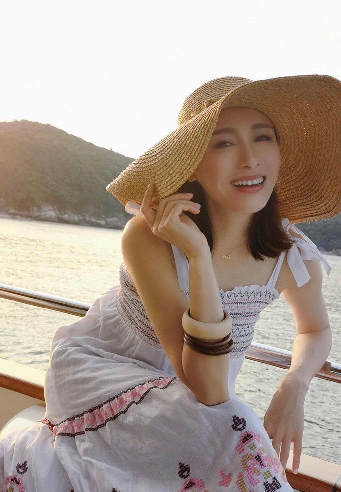 Hình ảnh xinh đẹp, diện mạo chỉn chu của Lê Tư mà người ta thường thấy.