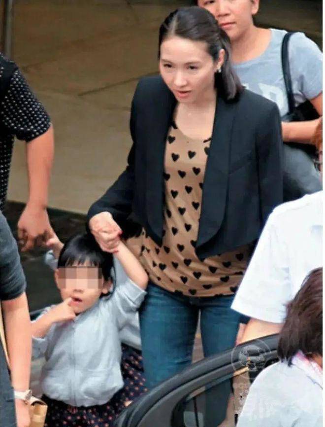 Lê Tư bị chê bai hình ảnh đi đón con.