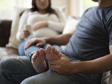 Bác sĩ sản phụ mách 16 NÊN giúp giảm phù nề cho mẹ bầu, làm theo chân dễ chịu lại dễ dàng vượt cạn