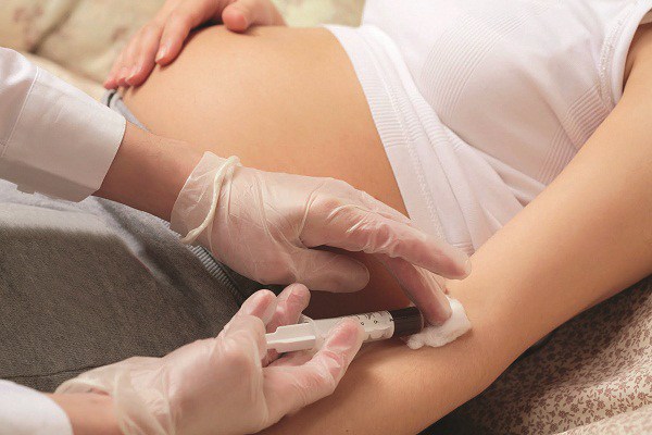 Trẻ có thể bị lây nhiễm giang mai từ mẹ, thường xảy ra từ tháng 4-5 của thai kỳ (Ảnh minh họa)