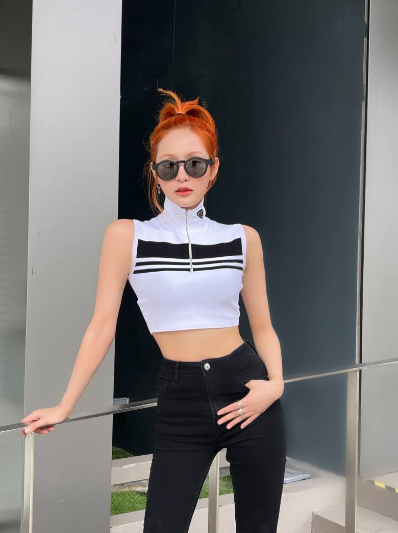 Combo áo croptop, quần bó sát có lẽ là công thức dằn mặt quen thuộc của nhiều sao nữ mỗi lần dính thị phi bầu bí. Hiền Hồ từng lên tiếng phủ nhận việc mang bầu nhưng có lẽ màn trưng diện này thuyết phục hơn cả những gì cô giải thích. Cách chứng minh này giống hệt với Nhã Phương.