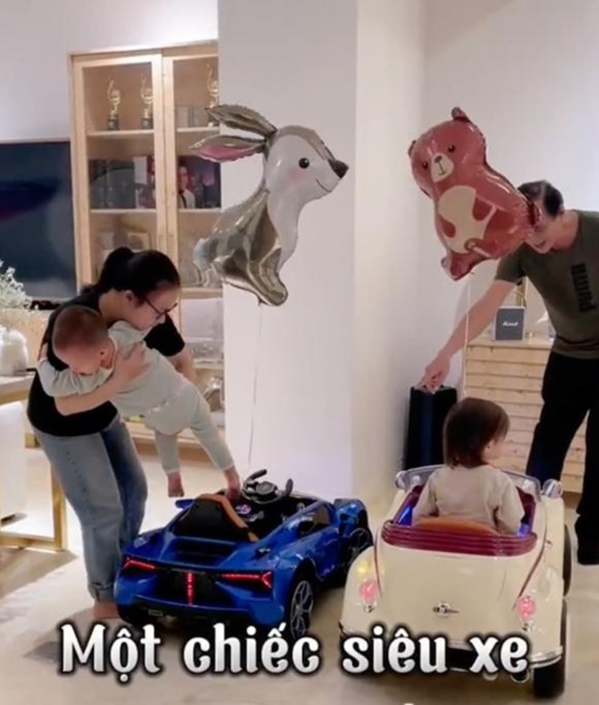 Hai nhóc tì được tặng siêu xe nhìn sơ là biết đắt tiền nhưng màn cầm lái sau đó mới khiến dân tình phát sốt.