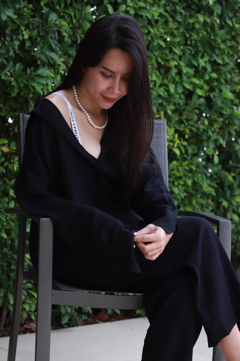 Quý cô không ngại các khoảng hở song tần suất mặc hở cũng tinh tế, ý nhị. U40 yêu thích nét thời trang phóng khoáng nhưng tối giản với ít gam màu sắc sặc sỡ.