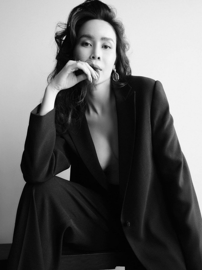 Kịch tính nhất album ảnh chính là tấm hình chụp trực diện khoe khéo tuyệt phẩm căng tròn đầy của bà mẹ 2 con. Lưu Hương Giang táo bạo chọn concept thả rông khi mặc set đồ cộp mác công sở này.