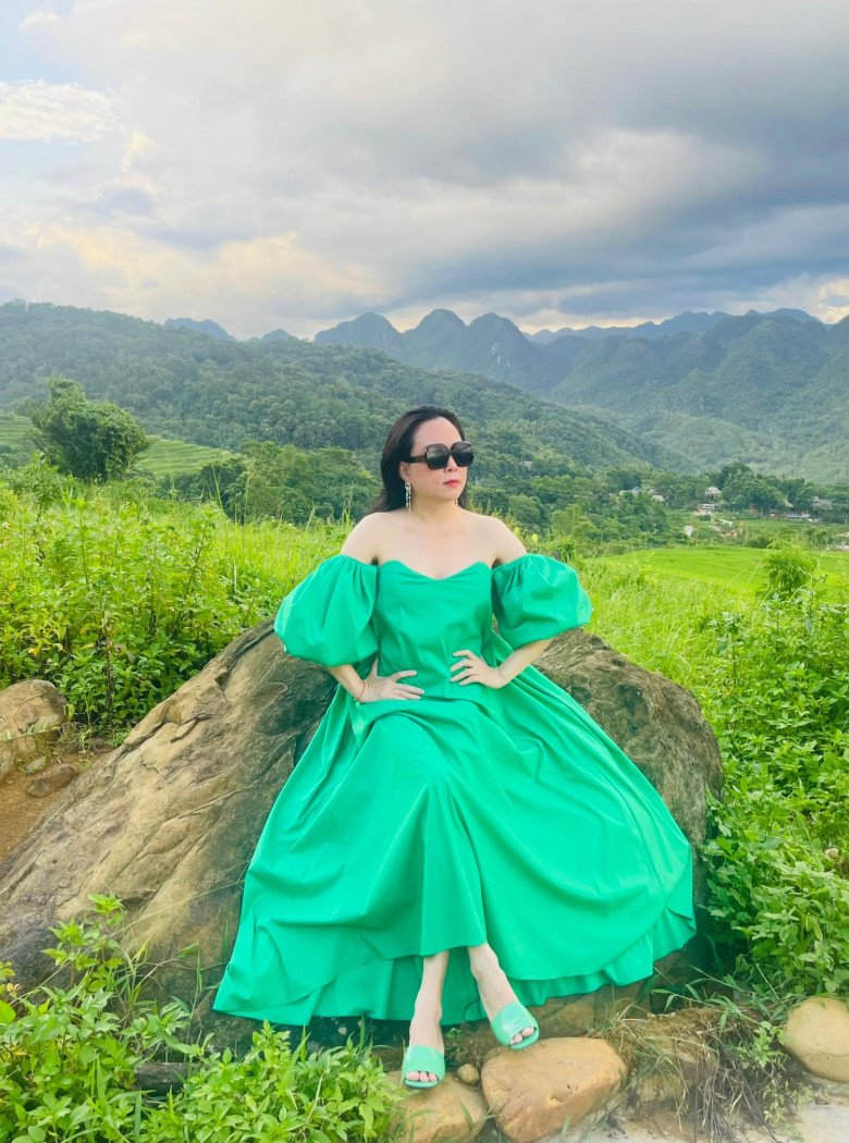 Dù không biết, Phượng Chanel đang đầu tư kinh doanh gì nhưng ngắm nhìn phong cách của nữ đại gia quê Cẩm Thuỷ, Thanh Hoá vô cùng bắt mắt và thời trang.