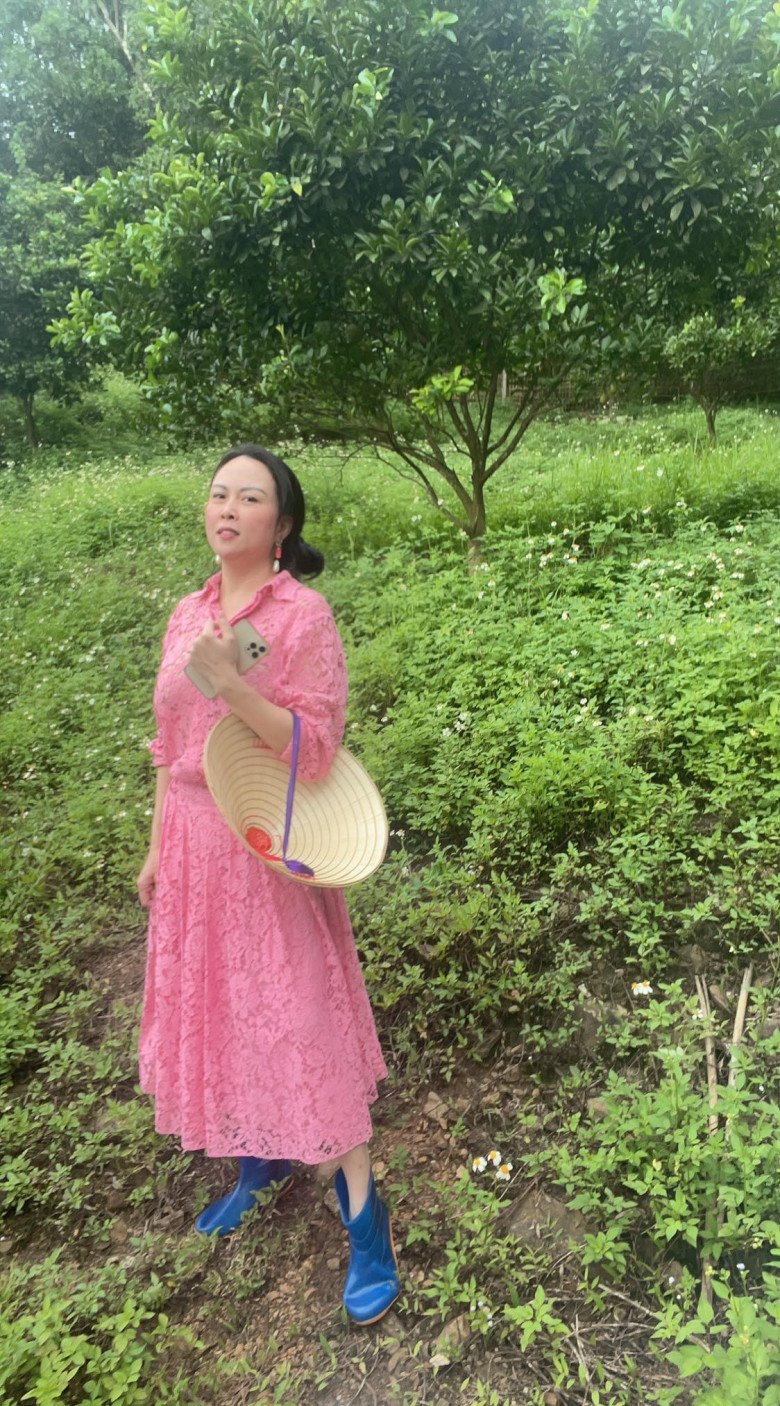 Những bộ cánh váy áo thướt tha này đều đã từng được cô mặc xuống phố, đi tham dự sự kiện và nay được mặc cả đi rừng, làm nông.