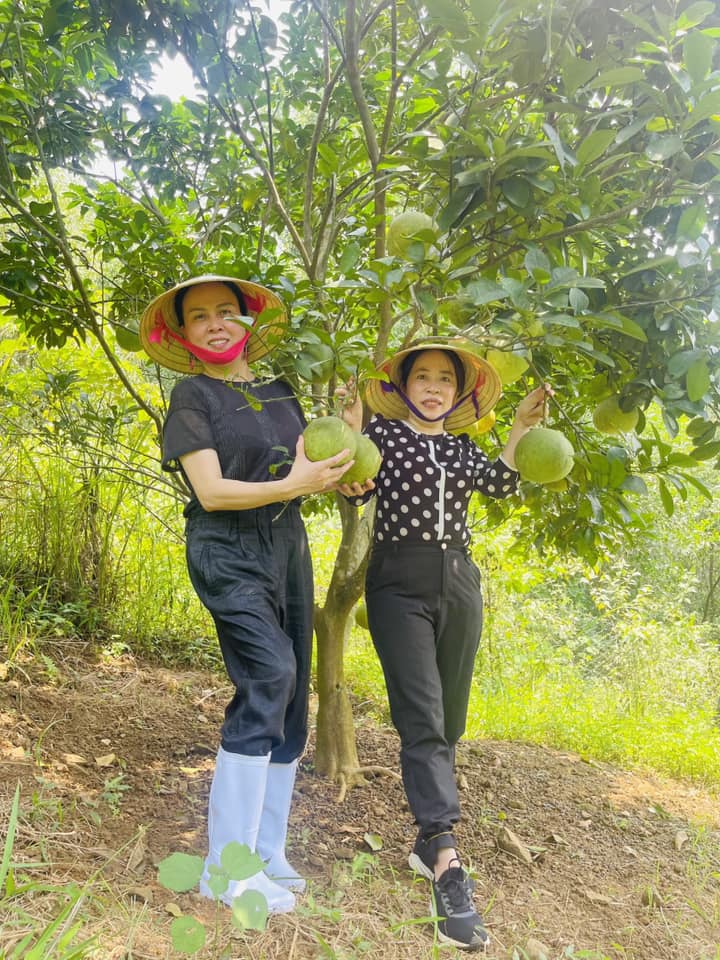 Khoảng thời gian gần đây, nữ đại gia có nhiều khoảnh khắc check in dân dã ở các vùng quê, rừng núi. Trang phục người đẹp diện có đôi lúc đậm chất thuần nông.