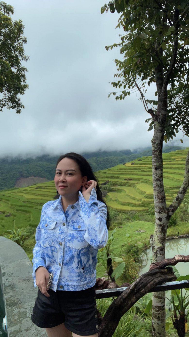 Mấy ai biết rằng, những set đồ của cô diện đều nằm trong những BST mới ra của các thương hiệu thời trang của nước Pháp. Chiếc áo khoác mang hoạ tiết loang này tới từ Dior được cô sắm tới vài bộ. Mỗi item có giá xấp xỉ cả trăm triệu đồng.