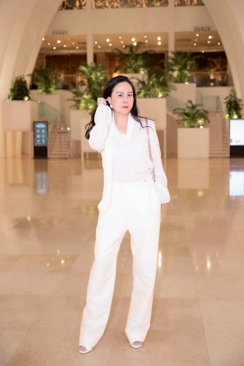 Phượng Chanel lên trình ăn mặc khi biết cách quay về xu hướng basic. Cô không còn phối đồ lệch lạc, phá giá hàng hiệu vì tham lam phối nhiều như trước mà thay vào đó là tinh giản. Cô thường mặc nguyên set trong BST thay vì tách lẻ.