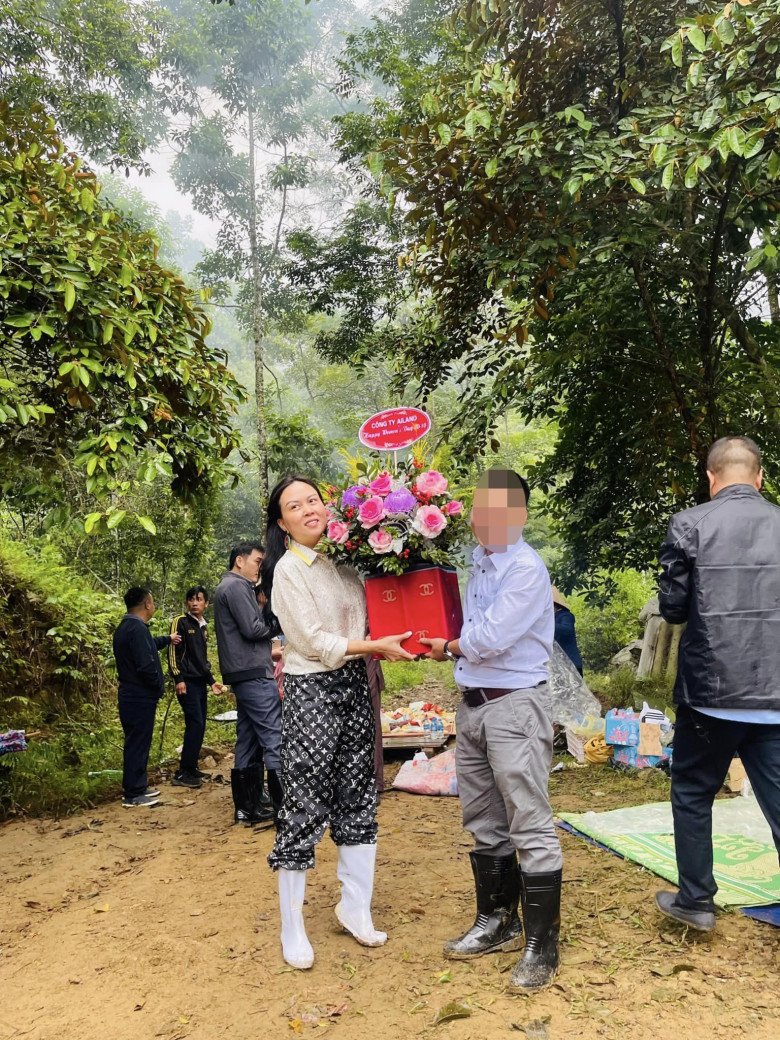 Tuy nhiên, có nhiều bộ cánh nhìn vào lại đậm chất Phượng Chanel chính hiệu. Tấm hình đi làm trong rừng núi của vợ cũ Quách Ngọc Ngoan có độ chơi khó ai bì nổi. Đó là nguyên set đến từ thương hiệu Pháp - Louis Vuitton với hoạ tiết monogram đặc trưng.