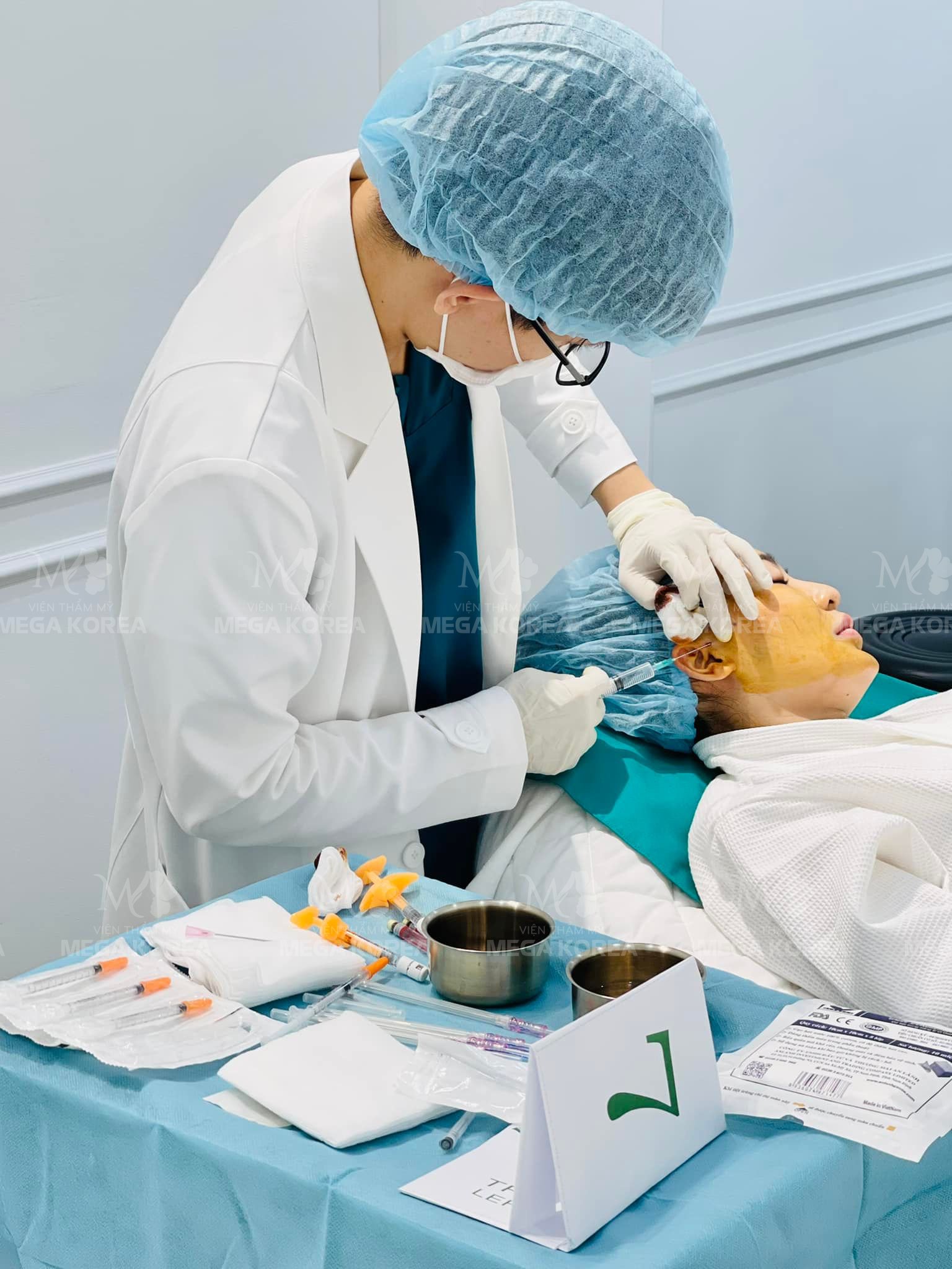 Mỗi bác sĩ tại Viện Thẩm mỹ Quốc tế Mega Korea đều là một chuyên gia giàu kinh nghiệm, có khả năng thực hiện những kỹ thuật phức tạp đòi hỏi trình độ chuyên môn cao.