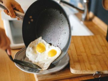 Chảo chống dính dễ giải phóng hàng nghìn hạt vi nhựa khi có dấu hiệu này