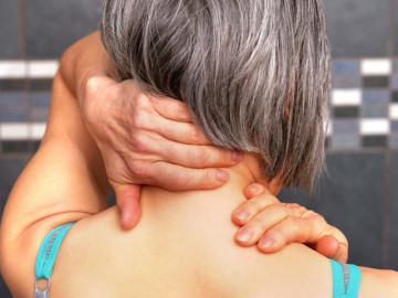 Khi lên giường buổi tối đừng vội nằm ngay, thực hiện động tác xoa bóp này để ngủ ngon, chống bệnh