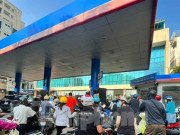 Tin tức - Người Hà Nội chạy khắp nơi tìm cây xăng, vật vã xếp hàng để đổ… 30.000 đồng