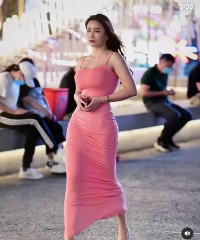 Những mẫu váy đầm giúp Chi Pu tôn vẻ đẹp gợi cảm tại show giải trí Trung  Quốc