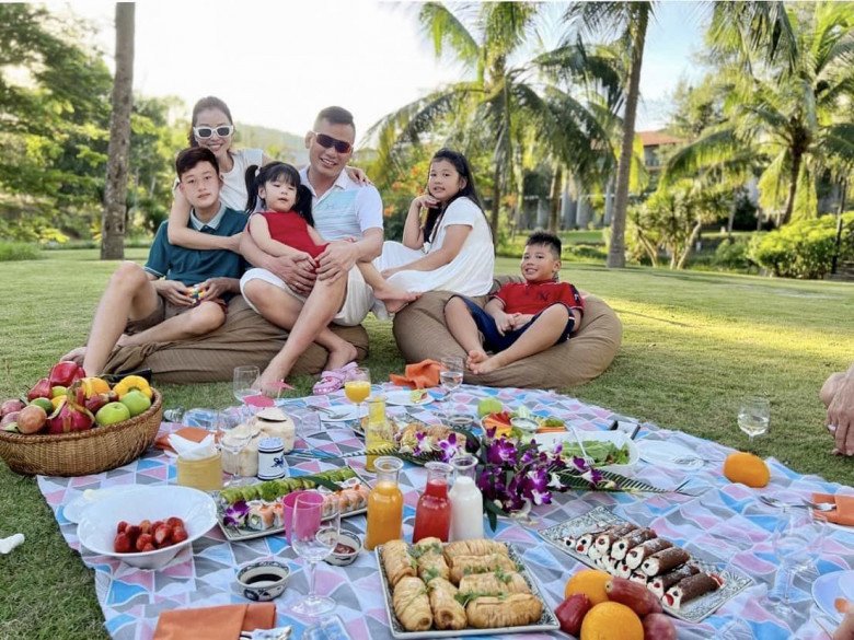 img srchttps://cdn.eva.vn/upload/4-2022/images/2022-11-06/3-co-cong-chua-nha-hoa-hau-ha-kieu-anh-dang-thu-thao-jennifer-pham-cang-lon-cang-xinh-duoc-me-nuoi-d-290976440_569551644528057_1270486423318644180_n-1667729165-518-width780height521.jpg /