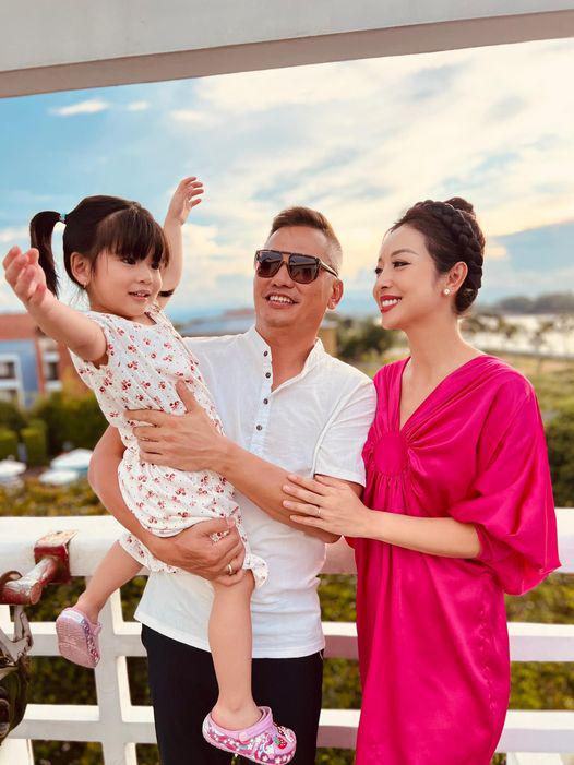 Cô con gái út Nấm được bố mẹ hết sức cưng chiều.