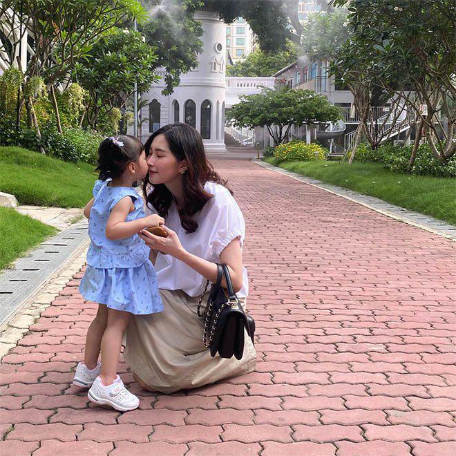 Hoa hậu Đặng Thu Thảo nuôi dạy con theo cách giản dị, không chạy theo đồ hiệu, quần áo sang trọng.