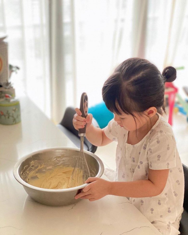 Từ nhỏ Sophie đã được mẹ dạy làm việc nhà.