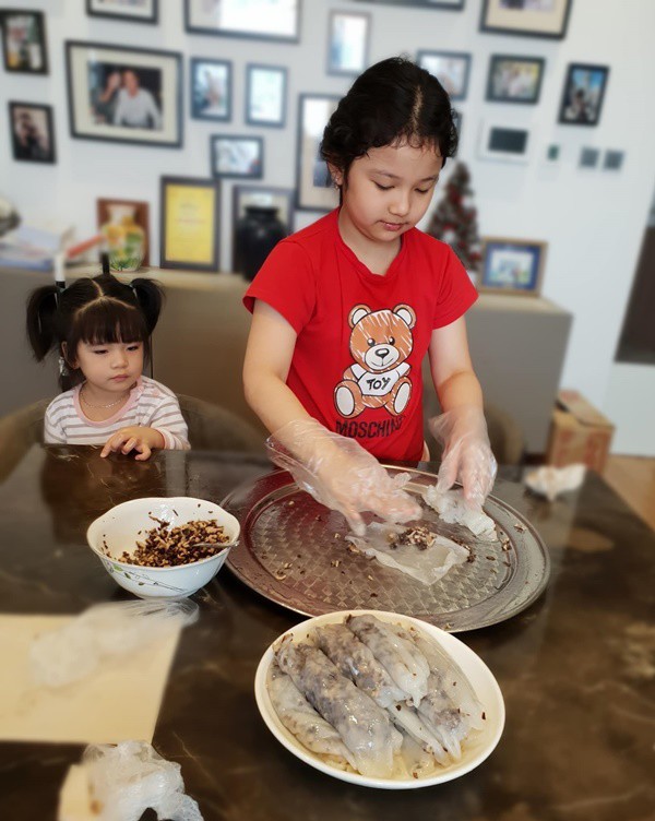 Jennifer Phạm dạy con vào bếp từ rất sớm để có thể giúp bố mẹ việc nhà.