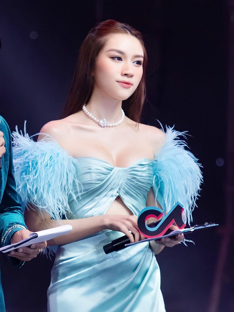 Thanh Thanh Huyền là người đẹp thông minh, cô cũng là icon mặc đẹp, đưa tới nhiều lời khuyên tích cực cho nhiều chị em trong khoản mặc đẹp.