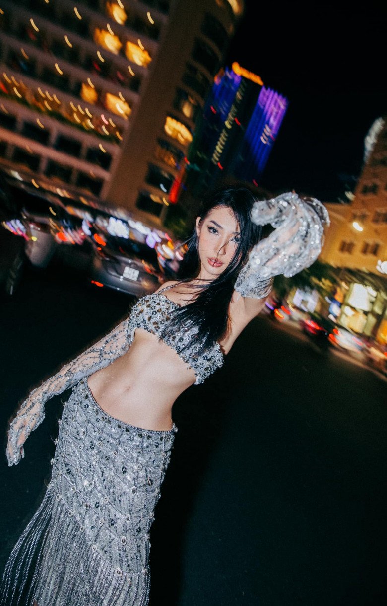 Mới đây khi ra phố, giọng ca Lạnh tiếp tục gây sốt cõi mạng khi đăng tải loạt ảnh lên đồ ra phố đầy phóng khoáng.