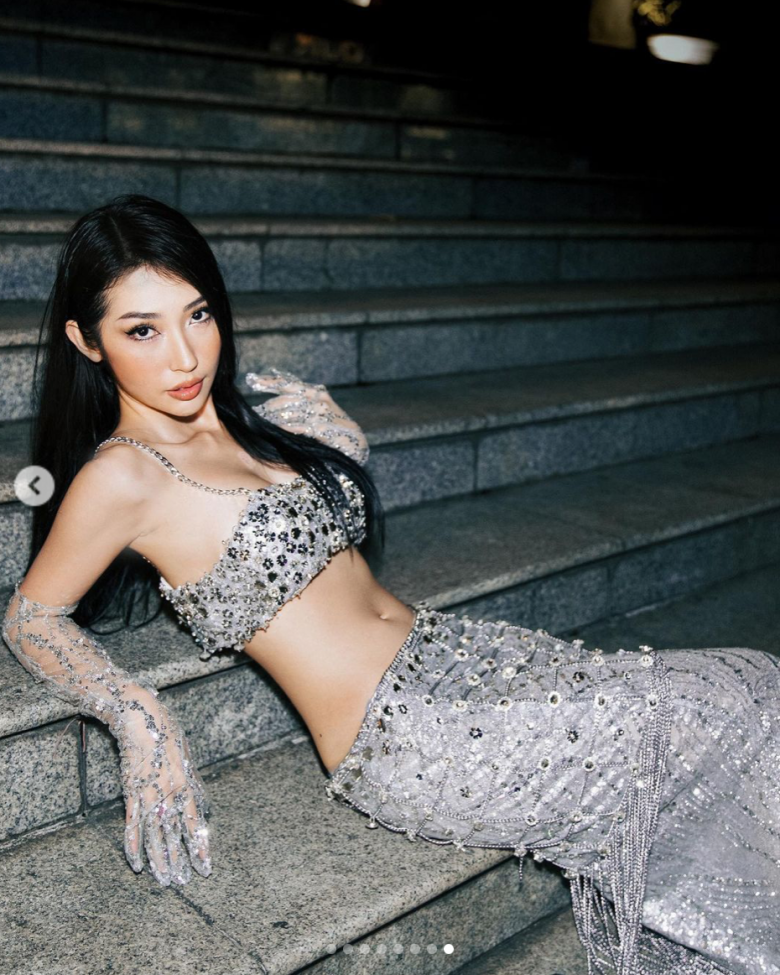 Đặc biệt, mặc cho thời tiết Sài thành những ngày gần đây khá se lạnh, song Khổng Tú Quỳnh vẫn lăng xê chiếc áo ngắn cũn cỡn. 