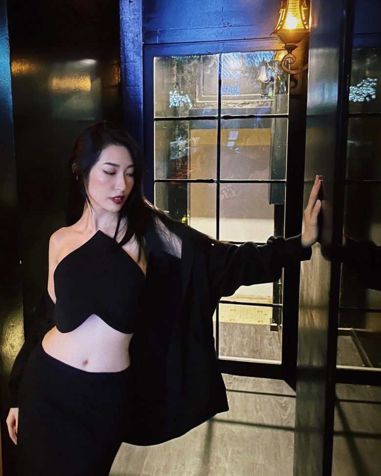 Thông qua những kiểu áo mang hơi hướng khoe hình thể, Khổng Tú Quỳnh không chỉ cho thấy sự lột xác ấn tượng, thoát khỏi hình tượng cô gái ngọt ngào, dịu dàng của ngày trước.