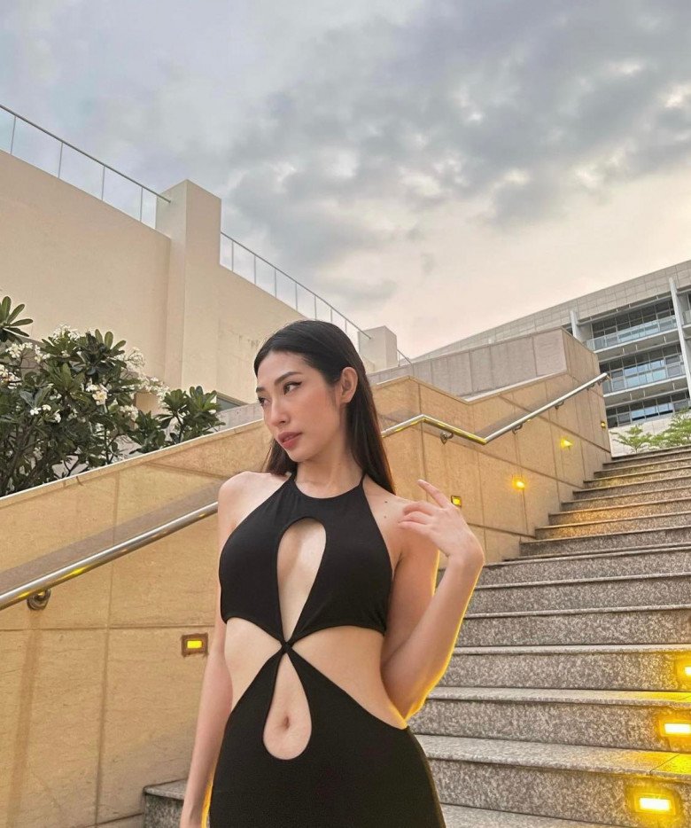 Đôi khi không diện croptop hay áo ngắn cũn cỡn, mỹ nhân 9X đầu tư xúng xính váy cut - out khoe trọn hình thể đẹp như tạc.