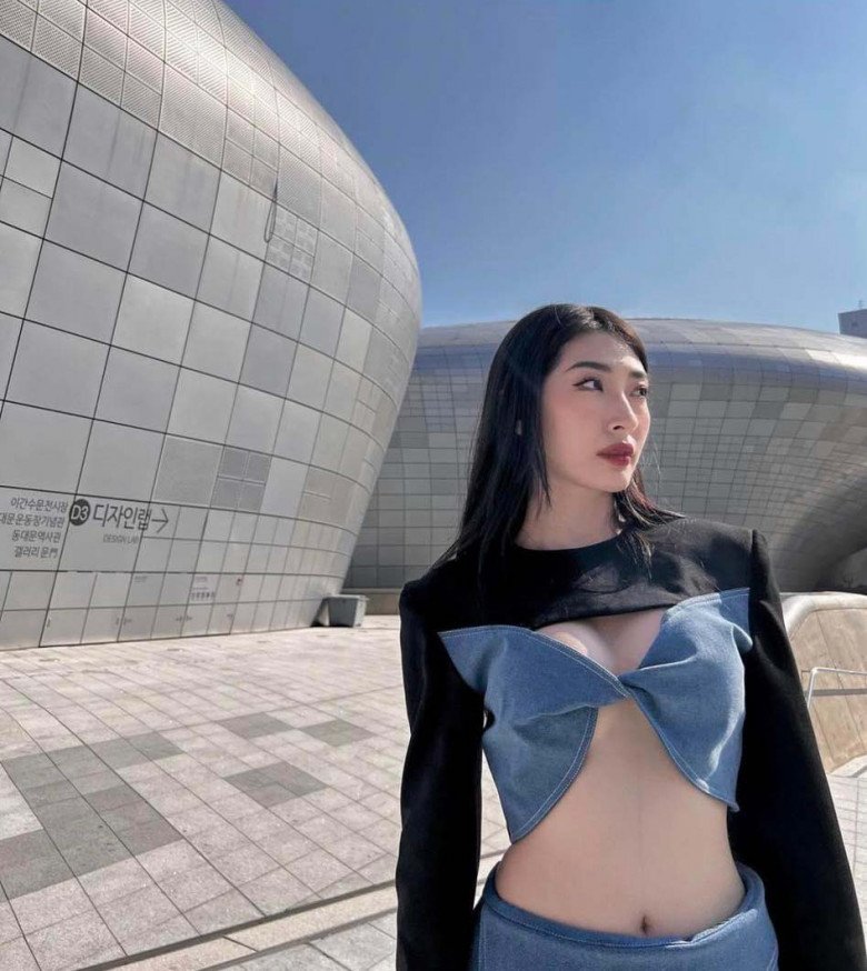 Đồng thời, mỹ nhân 9X còn dễ dàng khoe được thân hình cực phẩm với vòng 1 quyến rũ, vòng eo tí hon mà cô giấu bấy lâu với phong cách thời trang này.