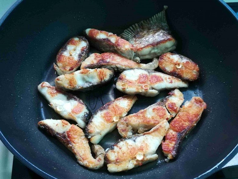 Cá kho ăn mãi cũng chán, đem nấu kiểu này cơm trôi vèo vèo trong nháy mắt - 4