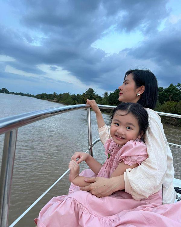 Cả 3 chị em Queenie đều có gen tóc rất tốt.