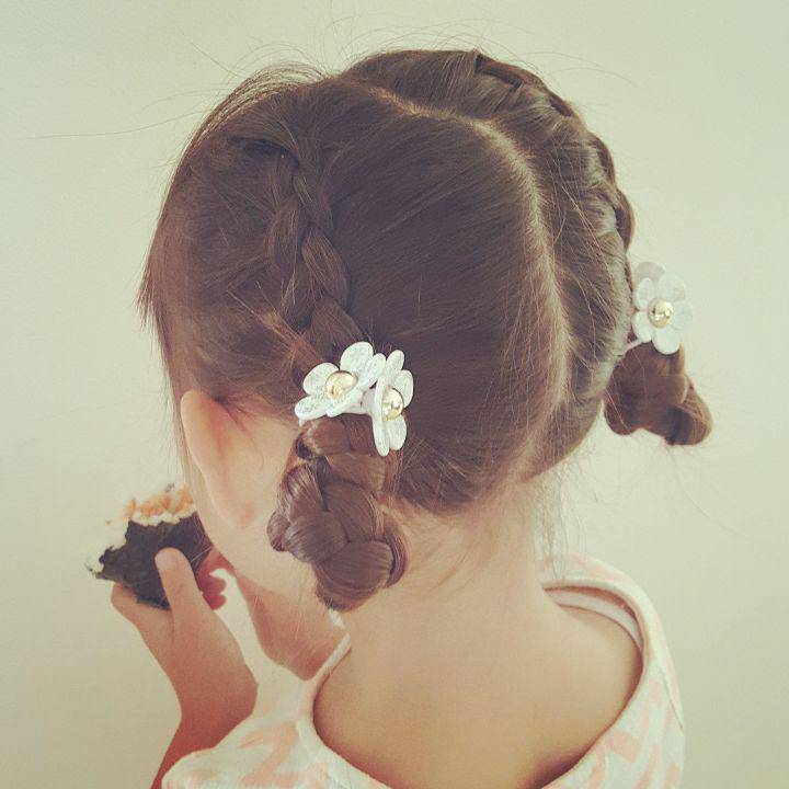 Mẹ có thể cách điệu thêm chút bằng việc gập phần đuôi tóc lên phía trên và dùng nơ hoa.