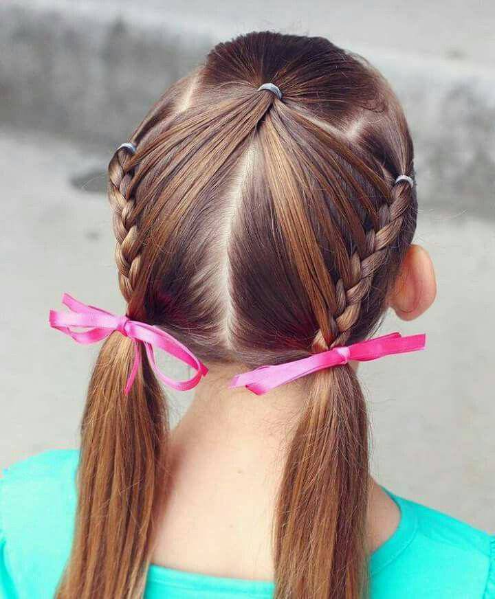 Phần tóc đỉnh đầu của bé được buộc lại và tết đuổi ở hai bên bím tóc.