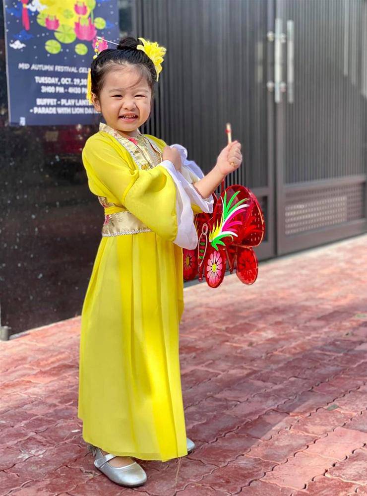 Bé thường xuyên được mẹ tạo những kiểu tóc đẹp, điệu phù hợp với trang phục.