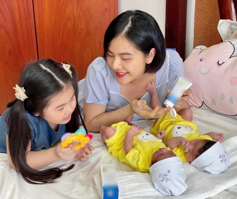 Bé Queenie sở hữu mái tóc vừa dài vừa dày và đen, đẹp đều.