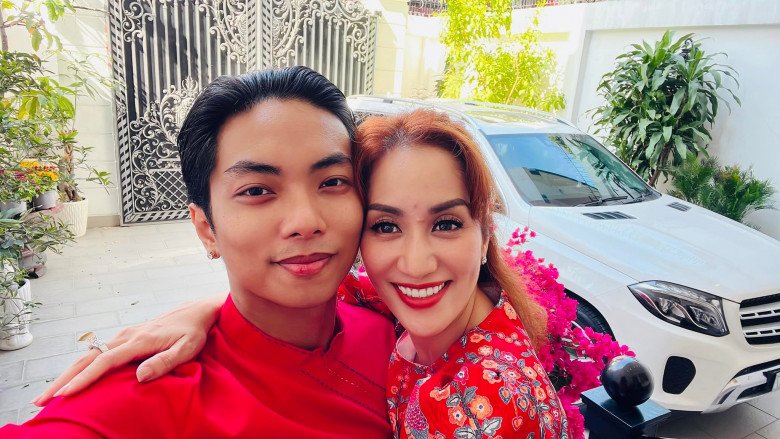Trước đây, cô cũng đã nhiều lần dùng phương pháp nhân tạo để có được hàng mi dày và cong. Tuy nhiên, đây là lần đầu tiên bà mẹ 2 con lại chọn một hàng mi hơi quá đà như hiện tại gây phản tác dụng.