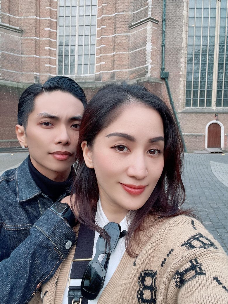 Thường ngày, có thể thấy, Khánh Thi có hàng mi không quá nhạt nhòa. Cô thường bấm mi và chuốt thêm mascara để tăng thêm độ dày và cong cho hàng mi của mình.