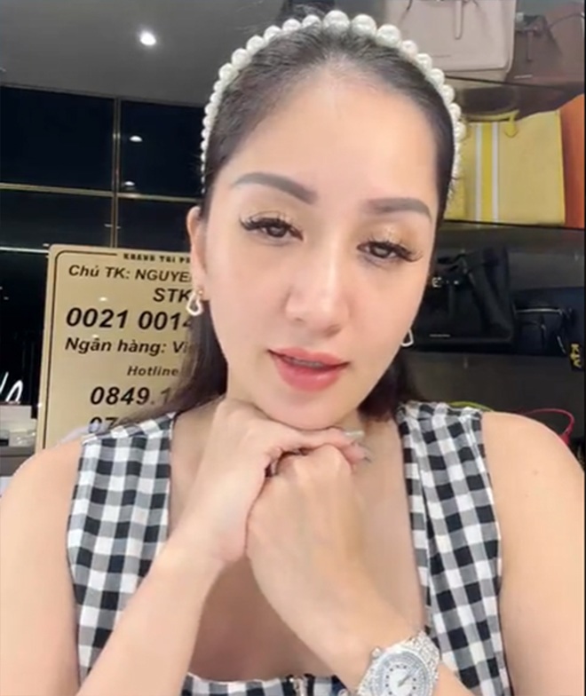 Có thể thấy, so với đôi mắt của Khánh Thi, hàng lông mi này hơi quá cỡ. Chúng không những không giúp đôi mắt của cô trông to hơn mà ngược lại khiến đôi mắt trông lọt thỏm giữa hàng lông mi. Cũng vì hàng mi quá dày và nặng nên có vẻ Khánh Thi không thể mở mắt quá to, điều này càng làm mắt cô trông nhỏ hơn.