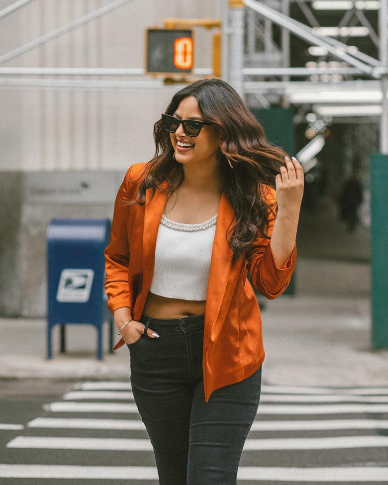 Harnaaz xuất hiện trên đường phố New York vào ngày 22/10. Cô diện quần jeans đen, áo croptop rất tự tin. 