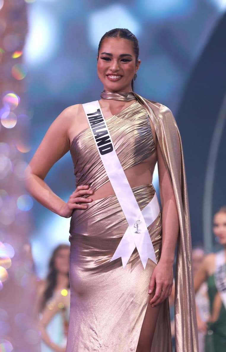 Trước đó, Miss Universe Thailand 2021 là Anchilee Scott-Kemmis cũng từng bị fan trong và ngoài nước ném đá khi xuất hiện trong đêm thi với thiết kế dạ hội phi bóng. Body nặng hơn 72kg của chân dài lại càng mập mạp, đẫy đà hơn.