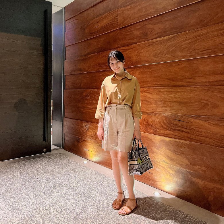 Cô nàng dẫu mặc rất nhiều đồ đắt tiền nhưng lại luôn tạo cảm giác gần gũi, thân thiện với cách phối màu sắc khiêm tốn.
