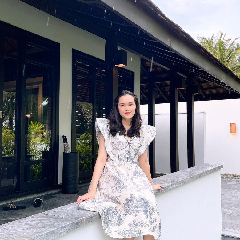 Những chiếc đầm mang họa tiết hoa nữ tính này đến từ thương hiệu Christian Dior. Giá tiền cho 1 item thường rơi vào trên dưới 100 triệu đồng.