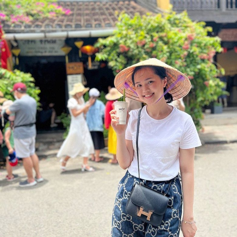 Công chúa béo Quỳnh Anh đi du lịch Hội An diện áo phông trắng đơn giản, đầu đội nón lá dịu dàng. Người đam mê hàng hiệu lại chỉ mải ngắm chiếc quần shorts của Gucci và túi xách của Hermes cô đang mặc mà thôi.