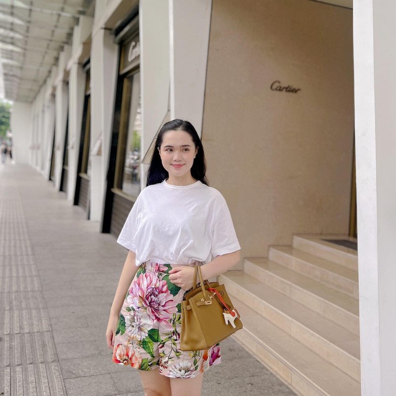 Cách phối đồ xuống phố của bà xã cầu thủ đôi khi chỉ đơn giản là áo phông và quần shorts nhưng đính kèm luôn là túi xách tiền tỷ.