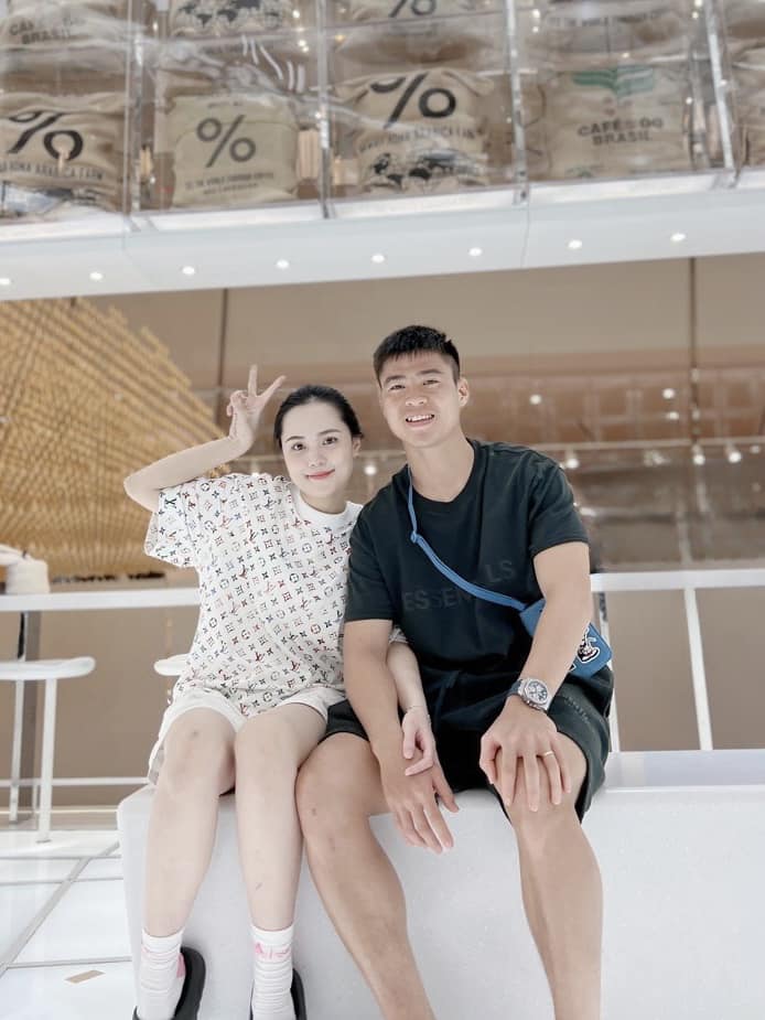 Cũng là áo phông, quần đùi, đi dép bệt nhưng có gì đó lạ lắm!