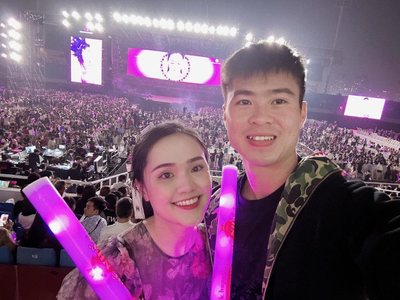 Mới đây, cặp vợ chồng vừa có dịp tay trong tay tham dự liveshow của Mỹ Tâm. Bà xã anh chàng xuất hiện rạng rỡ với nụ cười tươi tắn dù chỉ trang điểm nhẹ nhàng, tô điểm chỉ với son môi đỏ.