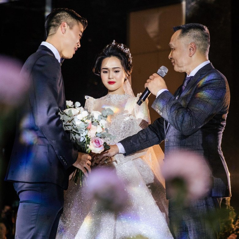 Cô và trung vệ của đội tuyển U23 Việt Nam đã có 5 năm tìm hiểu và hẹn hò. Đám cưới của cặp đôi từng thu hút sự quan tâm đặc biệt của công chúng. Ngày làm dâu, cô nàng lộng lẫy như công chúa trong váy cưới hàng trăm triệu.
