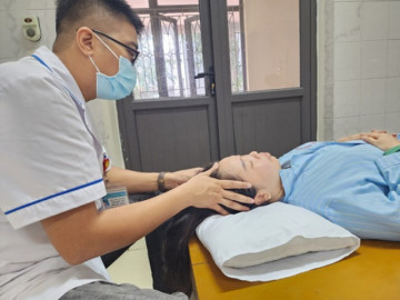 Chỉ đi từ bếp tới phòng khách, cô gái bỗng dưng bị méo mồm, liệt mặt