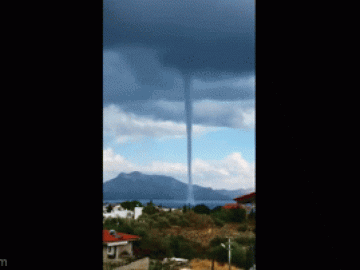  Clip: Vòi rồng tạo cột nước khổng lồ khiến người dân xôn xao 